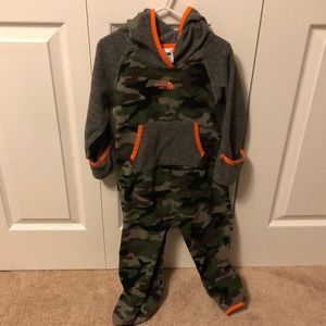 North Face fleece onesie - Camo 18/34M